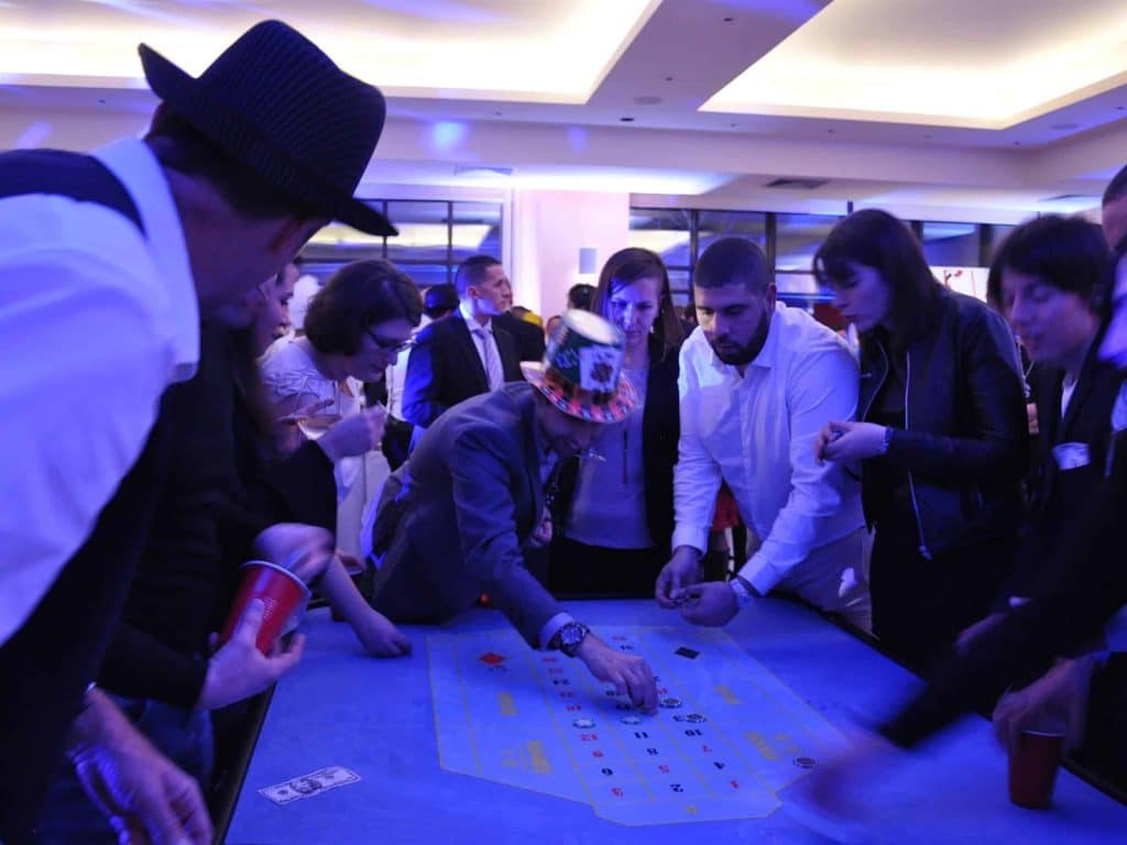 Collègues autour d'une table de roulette lors d'une soirée casino team building